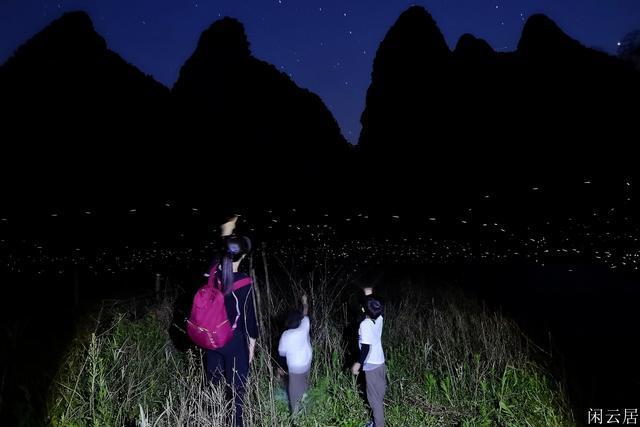 消防员紧急转移事故现场被困群众:把孩子抱好,慢一点!